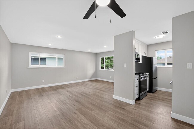 Foto del edificio - CITRUS HEIGHTS - Gorgeous Renovated Condo - All Brand New!