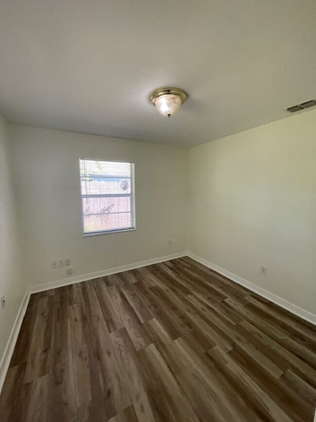 Building Photo - 3bedroom 2bath house centrally in desirabl...