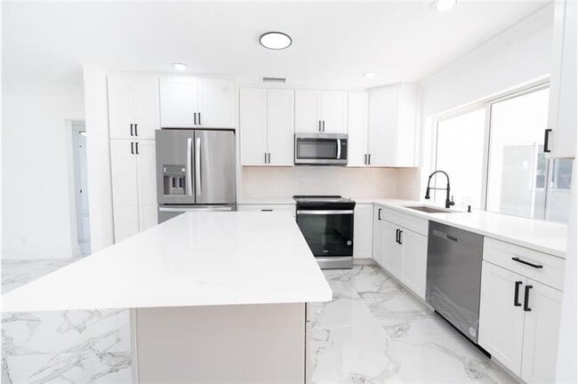 Building Photo - 1070 SW 18th St