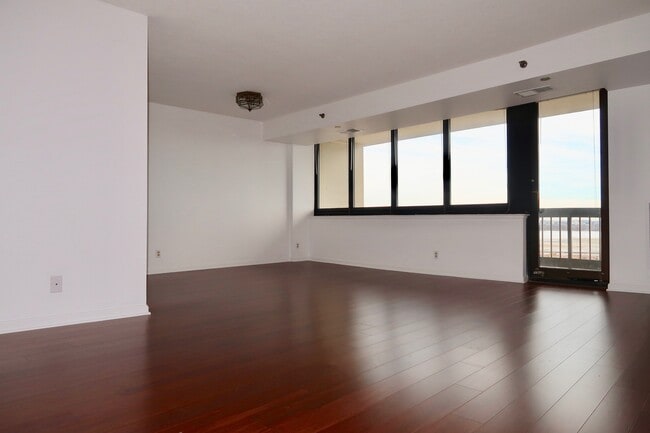Building Photo - 1805 CRYSTAL Dr