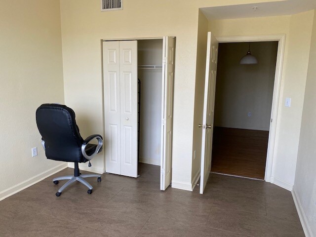 Building Photo - 405 S Villa San Marco Dr
