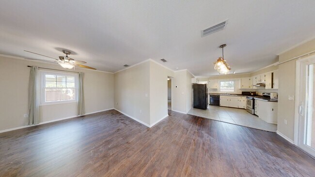 Building Photo - 2 Bedroom house for rent