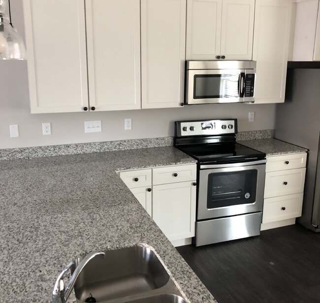 Building Photo - 2BD 2.5 Bathroom apartment available close to TTU