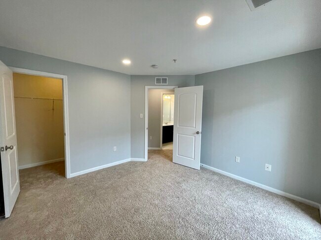 Building Photo - 2613 Campus Way N