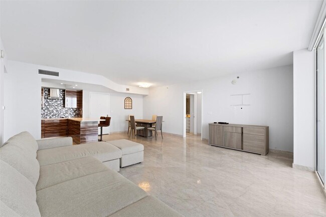 Building Photo - 18911 Collins Ave