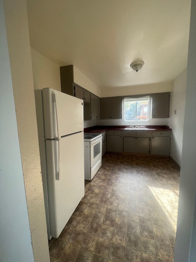 Building Photo - SPACIOUS THIRD LEVEL 2 BED 1 BATH UPSTAIRS END UNIT THAT OVER LOOKS THE CITY