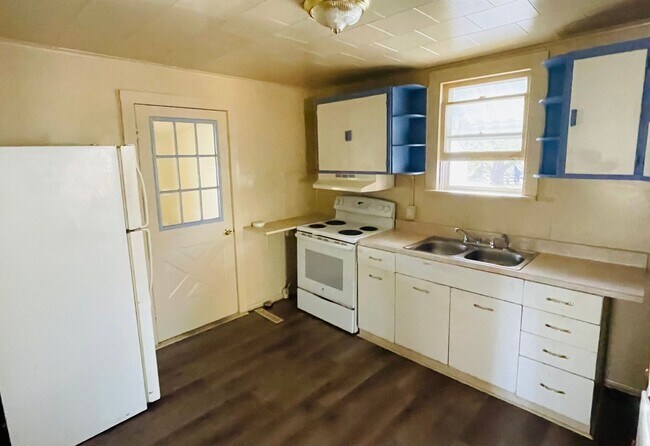 Building Photo - Great Location! 2 Bedroom, 1 Bathroom home...