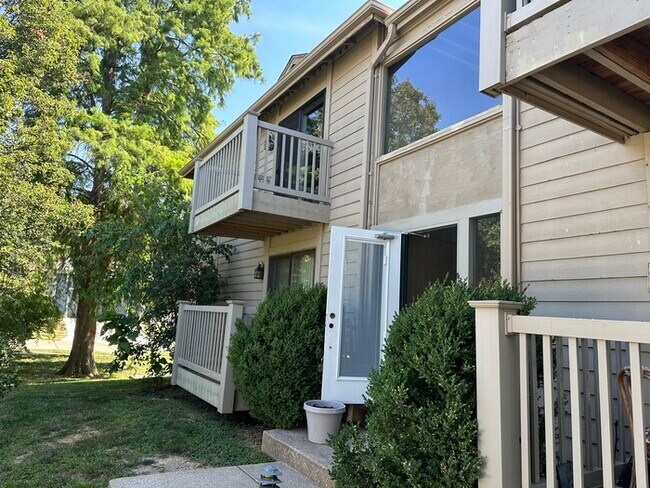 Foto del edificio - Updated 2Bd 1Bth Condo in Kirkwood