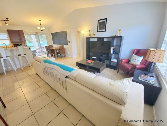 Building Photo - BEAUTIFUL 4 BEDROOM 2 BATHROOM HOME LOCATE...