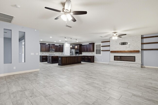 Foto del edificio - 23111 Via Del Oro