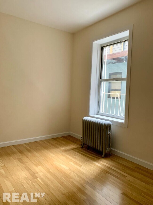 Building Photo - 117 W 13th St
