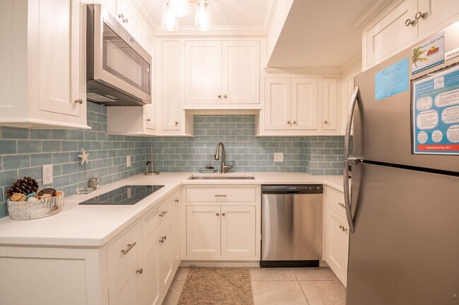 Building Photo - SHORT TERM ONLY Happy As A Clam Duplex