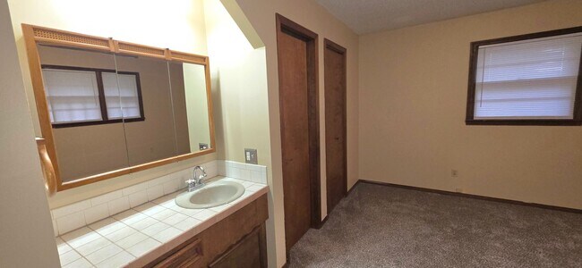 Foto del edificio - 4 Bedroom 2 Bathroom home in Willard Schools with a Huge Fenced Yard for $1,695!