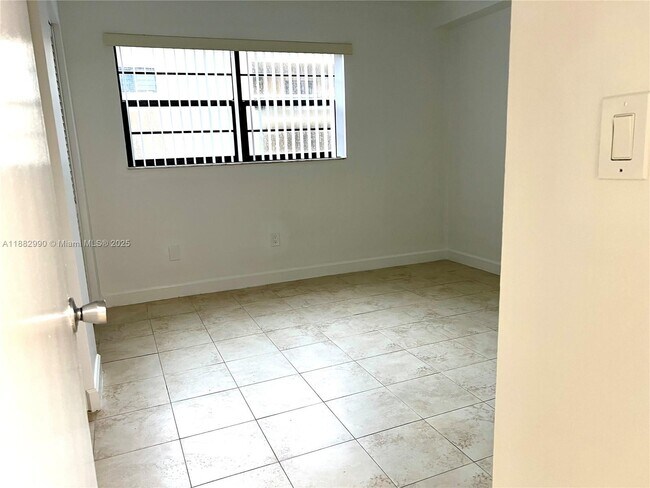 Foto del edificio - 5249 NW 7th St