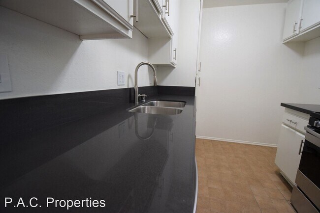 Foto del edificio - 1 br, 1 bath Apartment - 14033 Bessemer St...