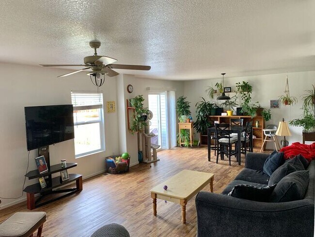 Building Photo - 3 Bedroom 2.5 Bath Townhouse w/ 2-Car Garage!