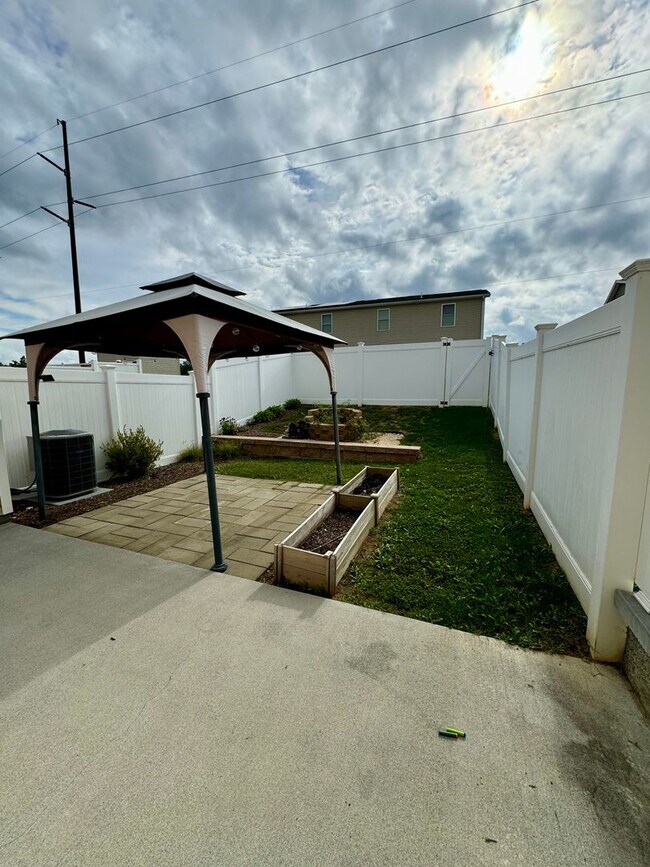 Building Photo - Townhouse for Rent in Shady Creek