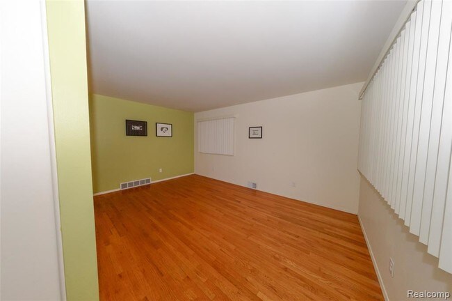 Foto del edificio - 2355 W Lincoln St