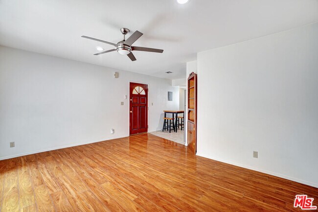 Foto del edificio - 1824 S Barrington Ave