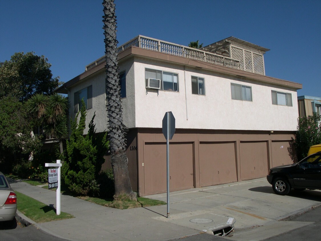 Foto del edificio - The Walnut Avenue Apartments