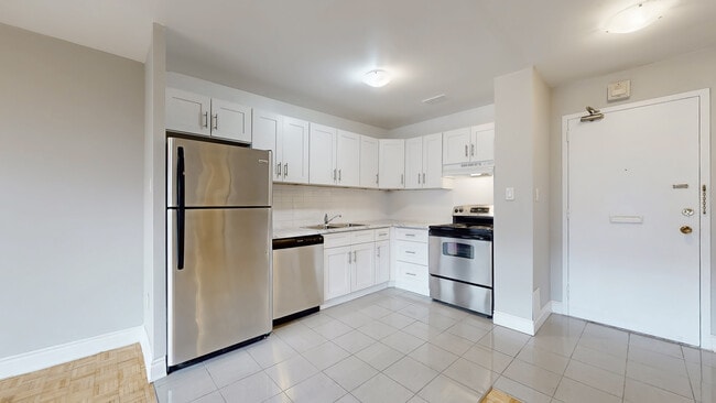 Building Photo - 385 Gibb St