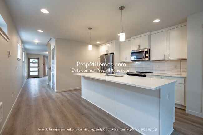 Foto del edificio - Beautiful Three Bedroom Home In The Lents Neighborhood! DEPOSIT SPECIAL