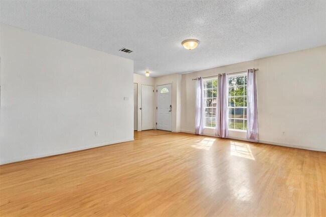 Building Photo - 722 Wales Way