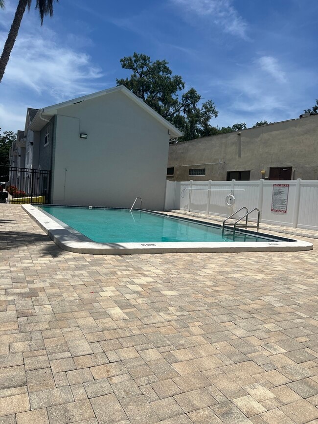 Foto del edificio - 5653 Townhouse Dr