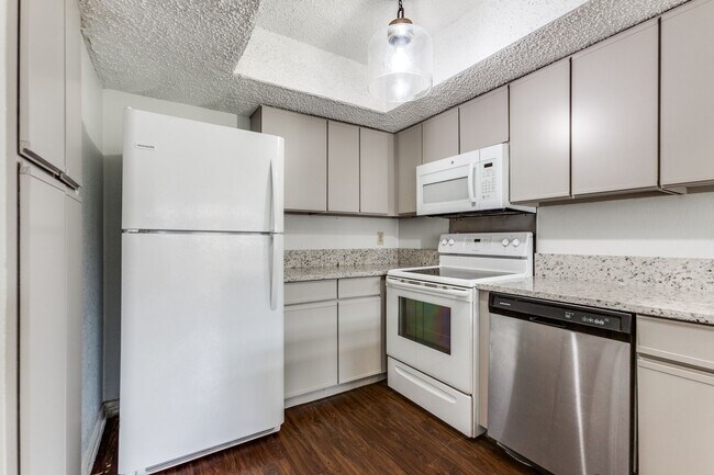 Foto del edificio - Spacious Backyard & Balcony • 2 Bedroom To...