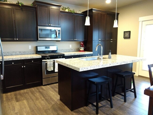 Foto del edificio - Spacious Townhome in Perfect Sandy Locatio...