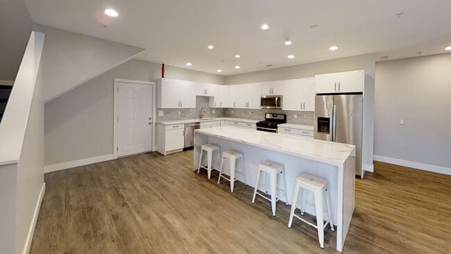 Foto del edificio - 7BD/5BA, LOTS of Parking!! (Lease out, pen...