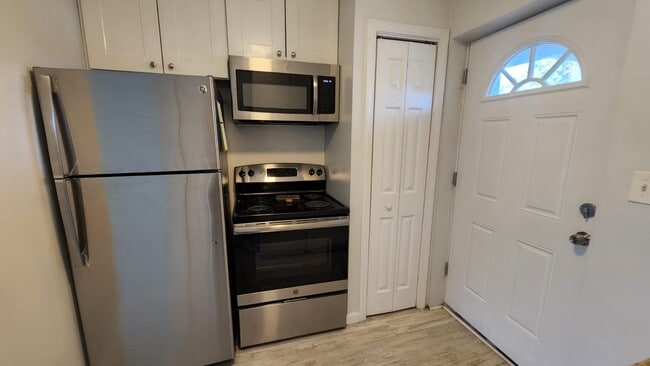 Building Photo - 127 Cosey Beach Ave