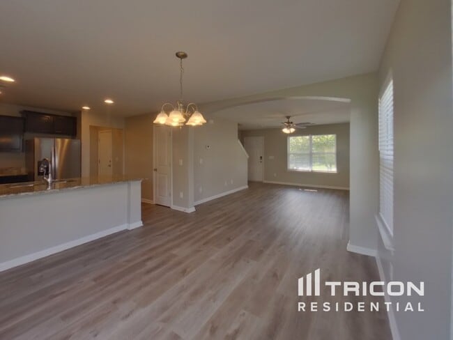 Building Photo - 216 Whispering Oak Ln