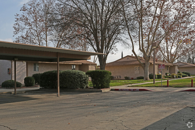 Foto del edificio - Porterville Garden Apartments