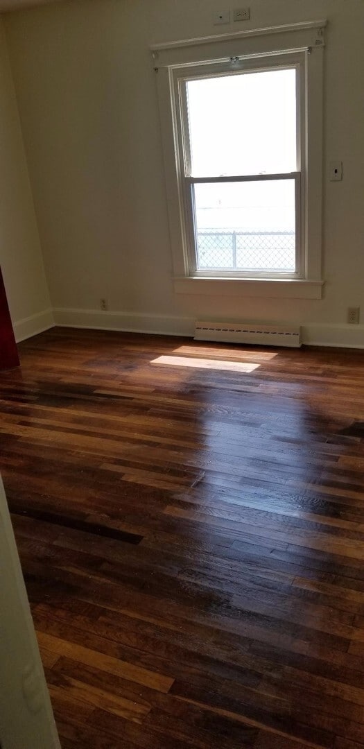 Building Photo - 3 bed, 1.5 bath, fenced yard
