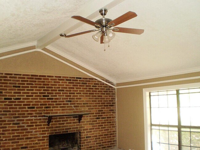 Building Photo - 7102 Lewis Ln