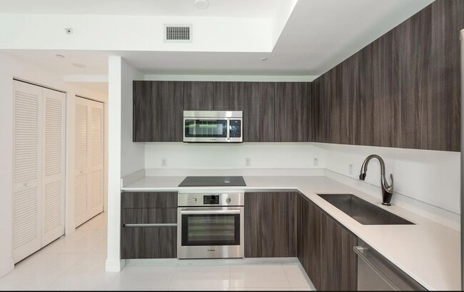 Foto del edificio - 488 NE 18th St