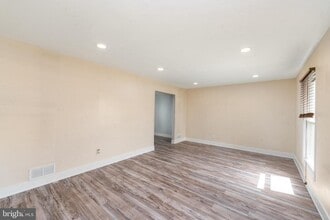 Building Photo - 1908 Champlain Dr