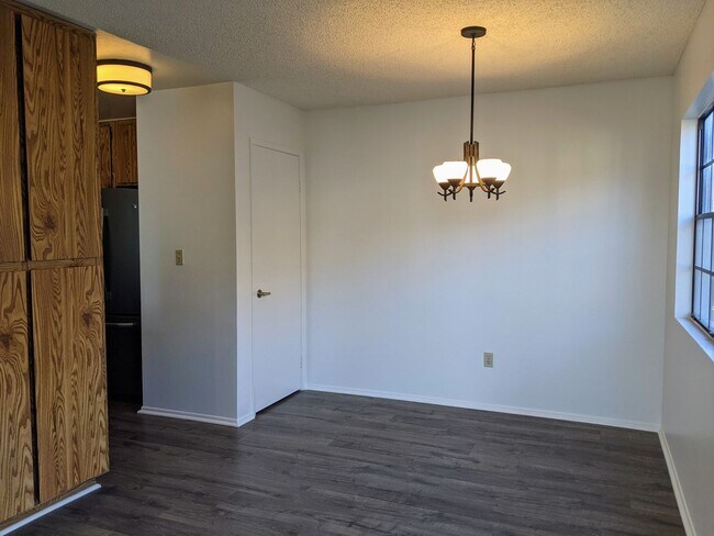 Foto del edificio - 10560 Lakeside Dr N