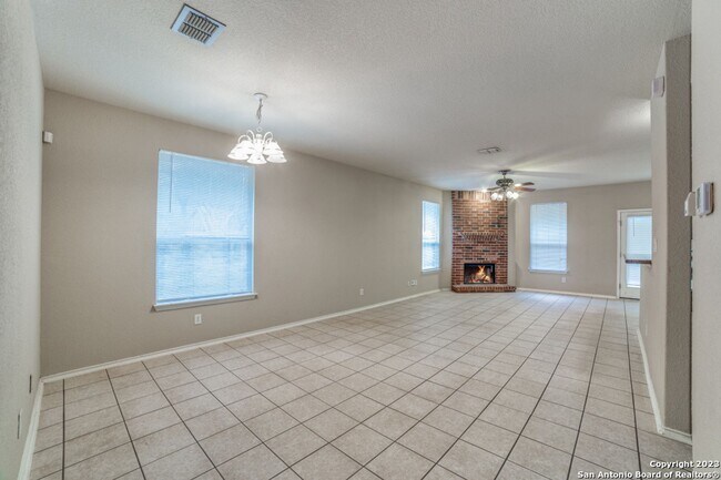 Building Photo - Charming Home Awaits: Spacious & in a Prim...