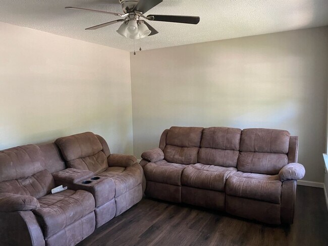 Foto del edificio - Updated 3 Bedroom House With Large Fenced-...