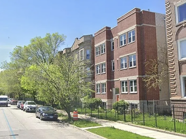 Exterior of 6 unit building - 4346 S Lake Park Ave