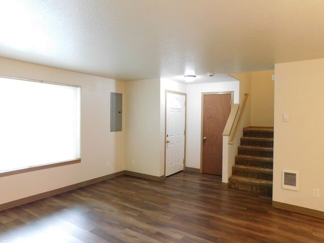 Building Photo - 3Bd/1.5Ba Two Story House - Available Soon!