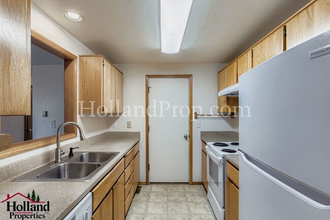 Building Photo - Charming 3-Bedroom Duplex in a Prime Location!