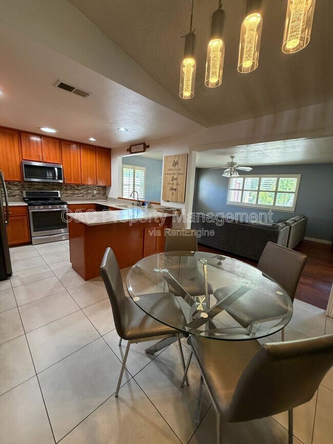 Foto del edificio - 18120 Raymond Ct