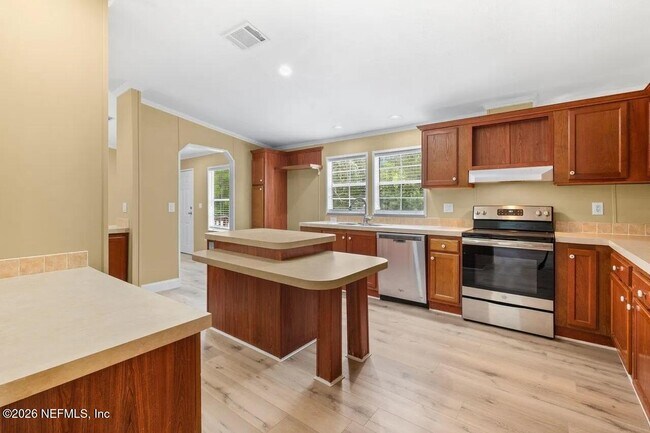 Foto del edificio - 2451 Deer Run Rd
