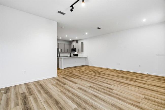 Building Photo - 9844 Walkway Dr
