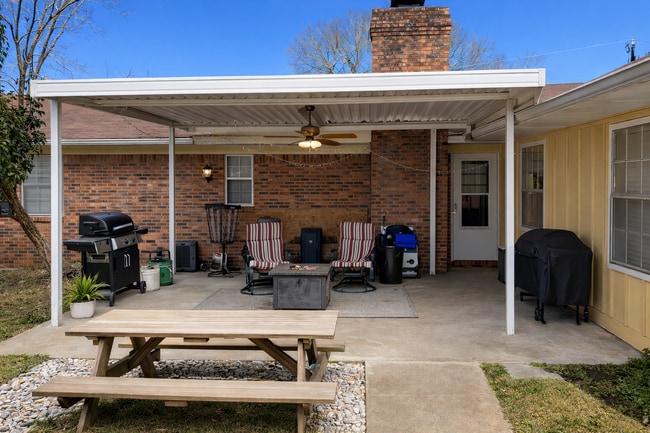 Building Photo - 205 Dogwood Dr