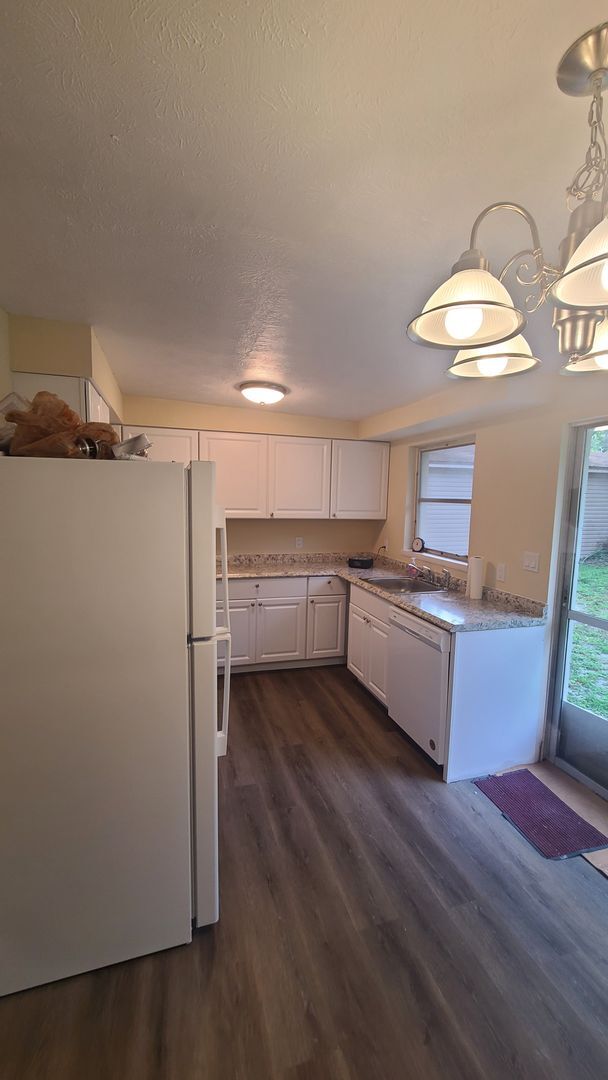 Building Photo - Newly Renovated 3-Bedroom/1-Bath Home In J...