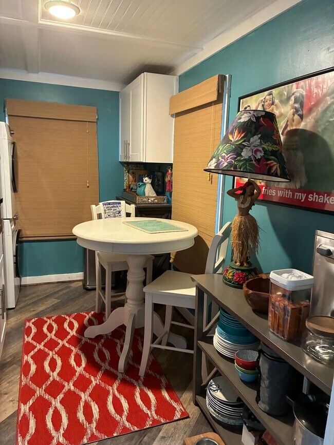 Building Photo - Adorable Tiny Home in the heart of Williamsburg literally steps to W&M Law School Available 3/1/26